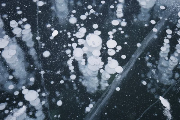 Bubblor i is. Bajkal sjön. Vinter textur — Stockfoto