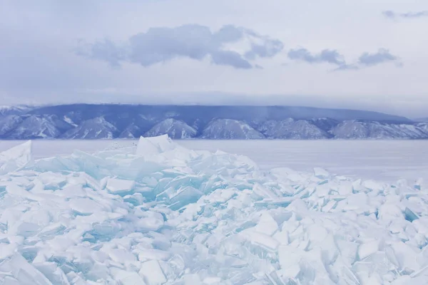 Zimní krajina. Tyrkysové ledová kra. Jezero Bajkal pahorek — Stock fotografie