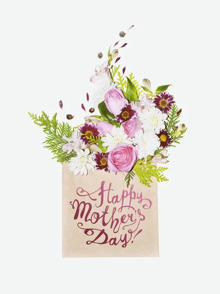 Glücklicher Muttertag! Blumenstrauß im Umschlag — Stockfoto