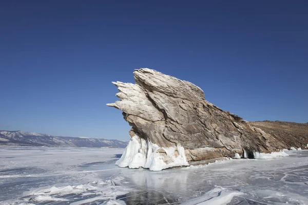 Lago Baikal, isla Ogoi. Paisaje invierno —  Fotos de Stock