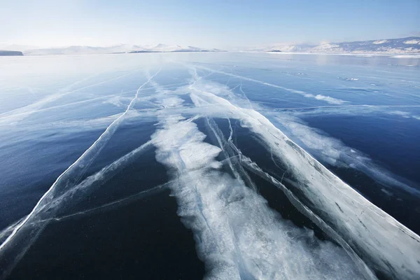 氷クラック。バイカル湖。冬の風景 — ストック写真