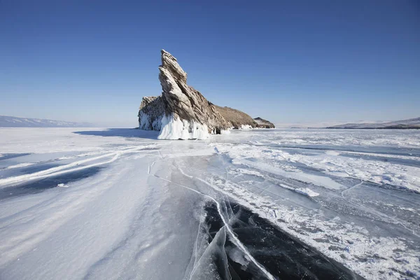 Winterlandschaft. Riss im Eis des Baikalsees, Insel Ogoi — Stockfoto