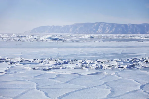 Lago Baikal, rachaduras no gelo. Paisagem inverno — Fotografia de Stock