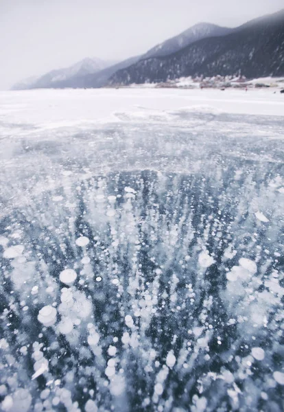 Burbujas en el hielo del lago Baikal. Paisaje invierno — Foto de Stock