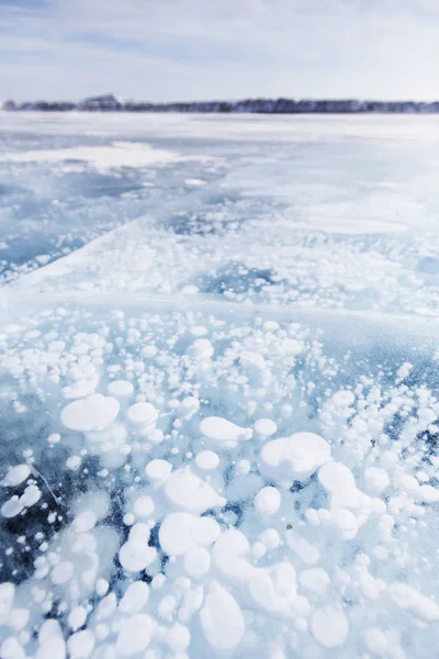 Plynové bubliny v ledu. Jezero Bajkal. Zimní krajina — Stock fotografie