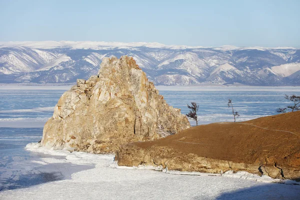 Rock Shamanka. Cabo Burhan. Lago Baikal, paisaje invernal . — Foto de Stock