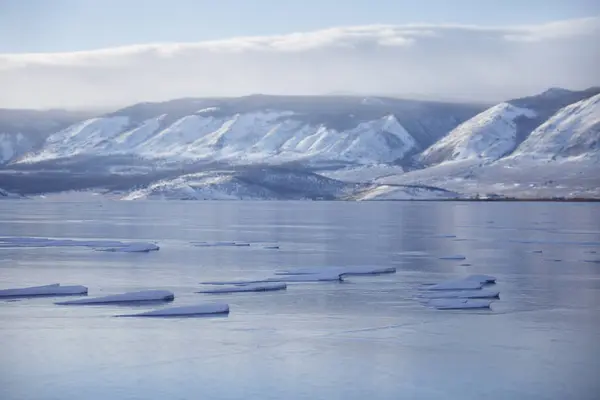 Lago Baikal hielo. Orilla de montaña. Paisaje invierno — Foto de Stock