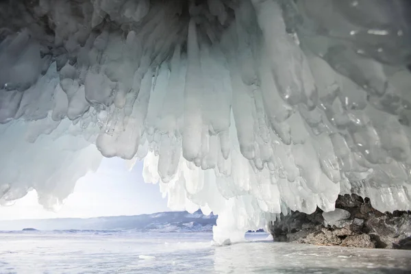 Eishöhle, Oltrek Island. Winterlandschaft — Stockfoto