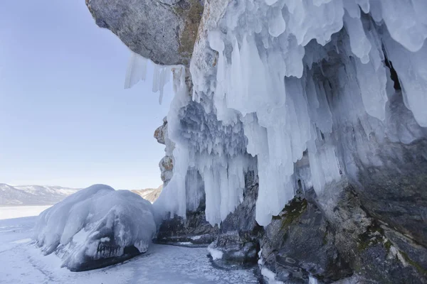 Eiszapfen, Oltrek-Insel, Baikalsee. Winterlandschaft — Stockfoto