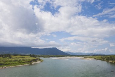Multa Köyü yakınındaki Katun nehir. Altay