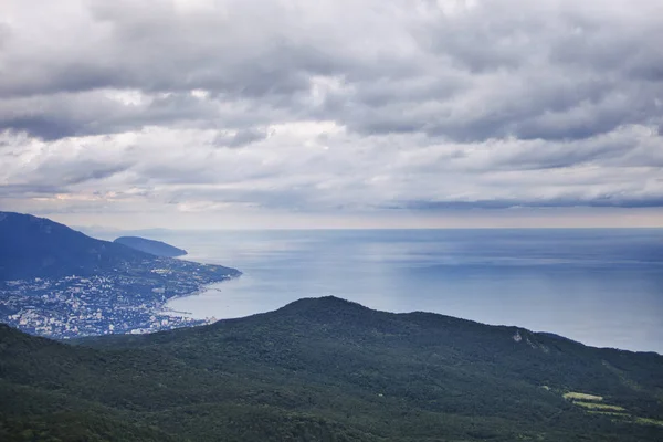Cidade de Yalta da montanha Ai-Petri. Paisagem da Crimeia — Fotografia de Stock