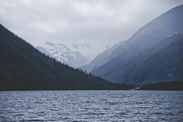 Multinskoe jezero. Altaj krajina. — Stock fotografie