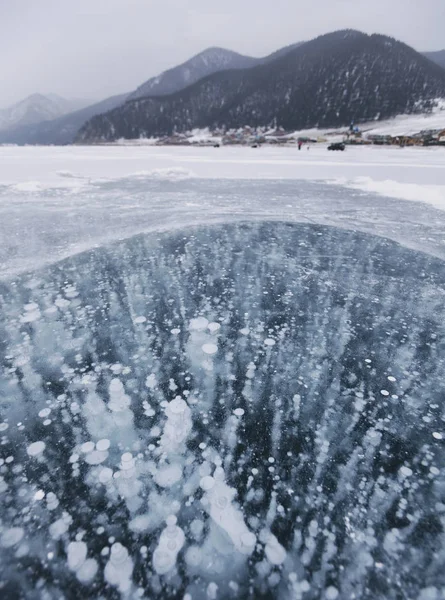 Burbujas en el hielo. Lago Baikal. Paisaje invierno — Foto de Stock