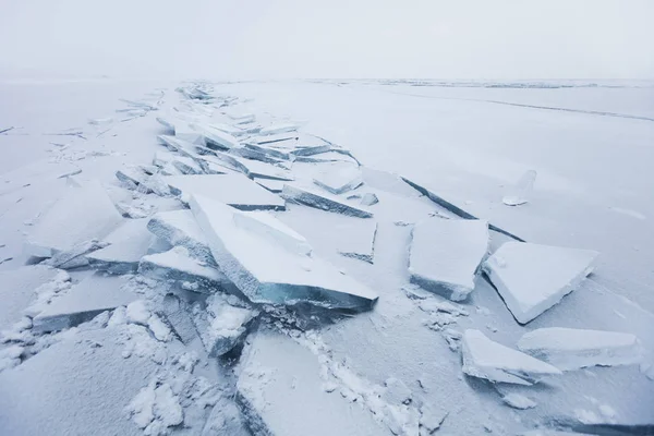 ターコイズの流氷。冬の風景。バイカル湖 — ストック写真