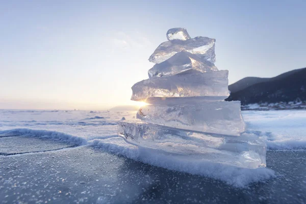 Ledová kra pyramida. Jezero Bajkal. Západ slunce na šířku — Stock fotografie
