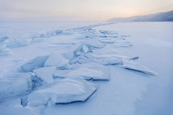 ターコイズの流氷。冬の日没の風景. — ストック写真