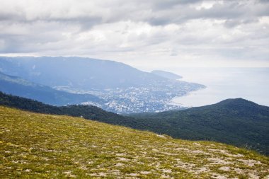 Yalta şehir Ai-Petri dağ manzarası. Crimea