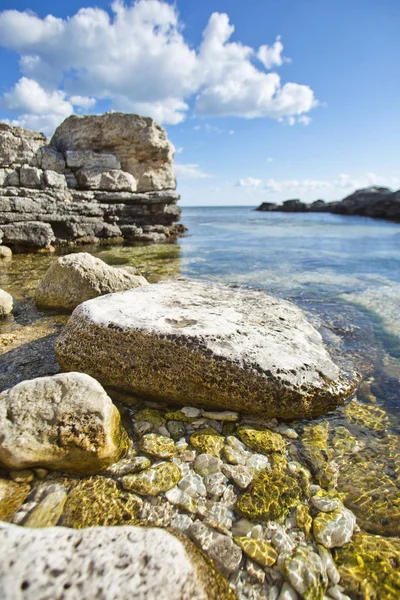 岬 Tarhankut で水の小石。クリミア自治共和国。黒海 — ストック写真