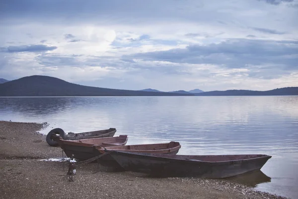 Boats. lake Zyuratkul. Ural. Russia — Stock Photo, Image