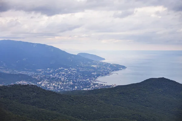 Paisagem da Crimeia. Vista da cidade de Yalta a partir da montanha Ai-Petri . — Fotografia de Stock