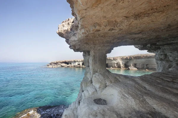 Cuevas marinas del cabo Cavo greco. Chipre . — Foto de Stock