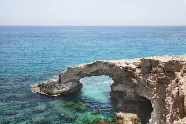 Puente de roca de amor (arco). Cavo greco cape, Ayia napa, Chipre . — Foto de Stock