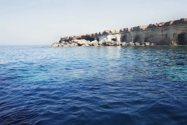 Cuevas marinas del cabo Cavo Greco. Ayia napa, Chipre . — Foto de Stock