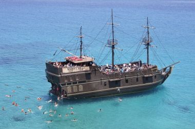 Turist yüzer denizde gemi 