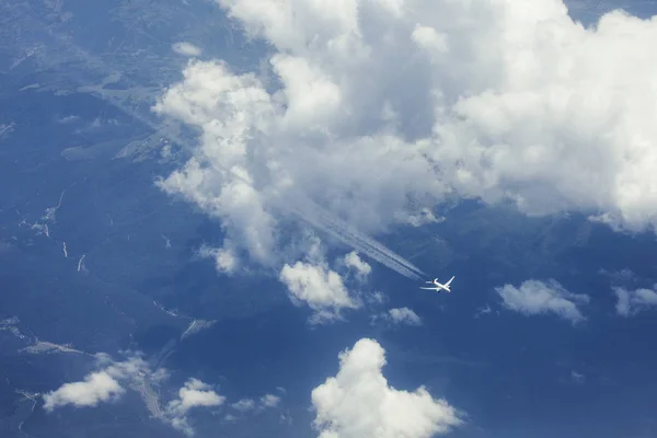 Avión vuela en las nubes — Foto de Stock