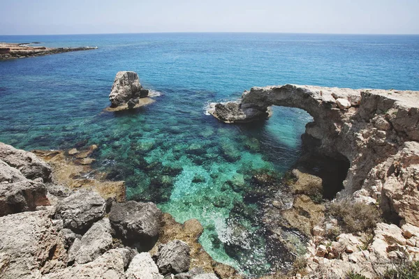 Aku suka jembatan batu. Jubah Cavo Greco. Siprus. Laut Mediterania lan — Stok Foto