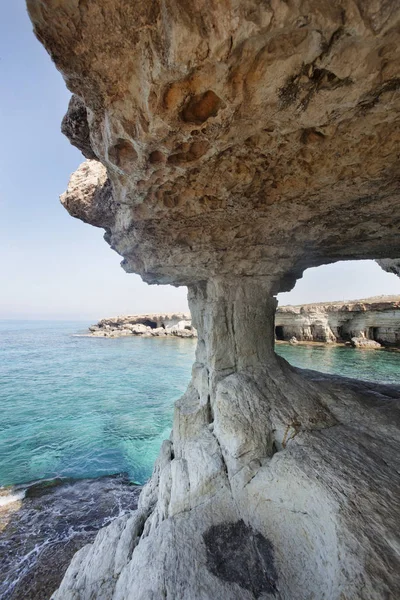 Cuevas marinas del cabo Cavo greco. Chipre. Paisajes del mar Mediterráneo — Foto de Stock
