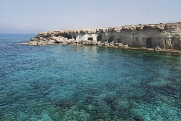 Grotte marine del promontorio di Cavo greco. Cipro paesaggio — Foto Stock