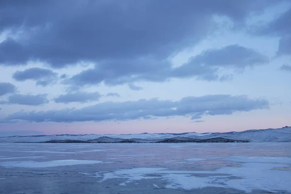Isola di Ogoi, lago Baikal, paesaggio invernale. Piccolo mare — Foto Stock