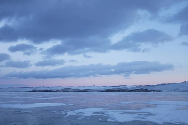 Ogoi ostrov, jezero Bajkal, zimní krajina. Malé moře — Stock fotografie