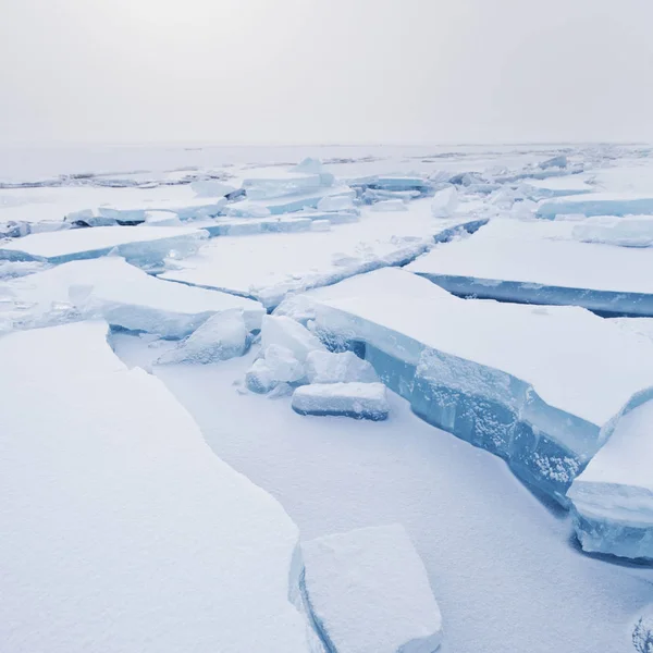 Tyrkysové ledová kra. Ledová tříšť jezera Bajkal. Zimní krajina. — Stock fotografie
