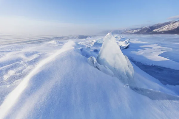 Průhledná ledová kra. Zimní krajina. Ledová tříšť jezera Bajkal — Stock fotografie