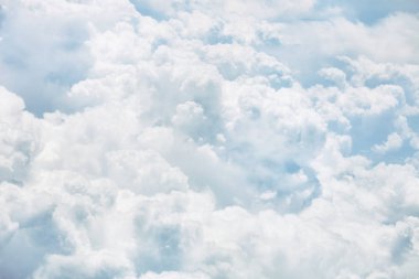 Gökyüzünde kümülüs bulutları. 