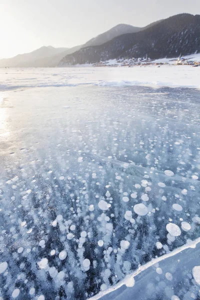 Zimní krajina. Plynové bubliny v ledu jezera Bajkal. — Stock fotografie
