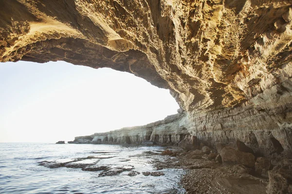 Cuevas marinas del cabo Cavo greco. Chipre. Paisaje mediterráneo — Foto de Stock