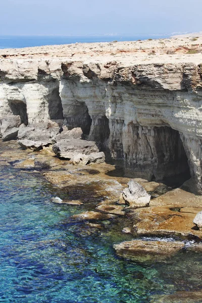 Cuevas marinas del cabo Cavo greco. Chipre . — Foto de Stock
