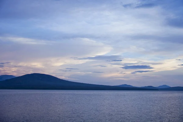 Puesta de sol en el lago Zyuratkul. Ural. Rusia — Foto de Stock