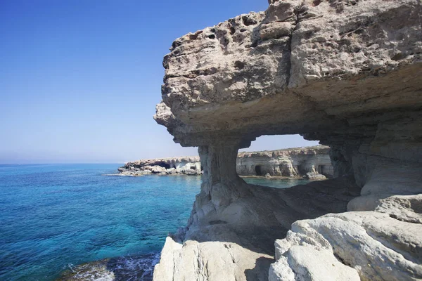 Zee grotten van Cavo greco Kaap. Cyprus. Middellandse Zee dan — Stockfoto