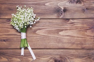 Vadideki zambak ile ahşap arka plan