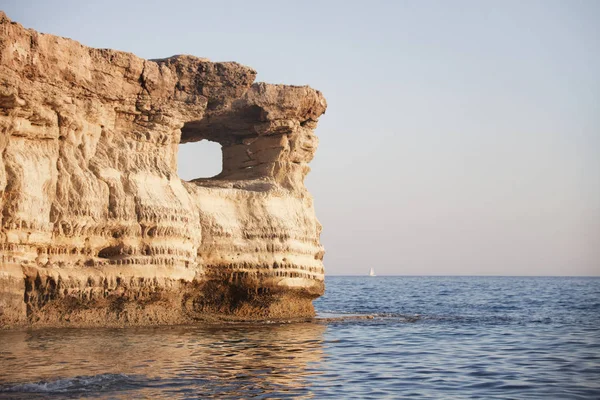 Морские пещеры. Плащ Каво Греко. Кипрус. Закат Средиземного моря — стоковое фото