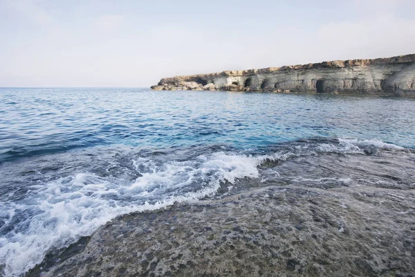 Grottes marines du cap Cavo greco. Chypre. Mer Méditerranée — Photo