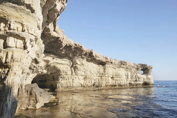 Морские пещеры мыса Каво Греко. Кипр. Средиземное море — стоковое фото