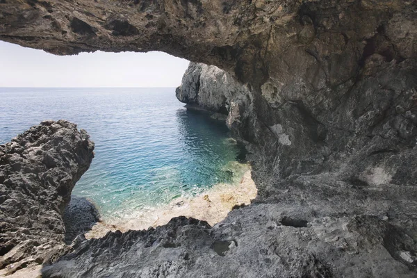 Cueva marina del cabo Cavo greco. Chipre. Mar Mediterráneo — Foto de Stock