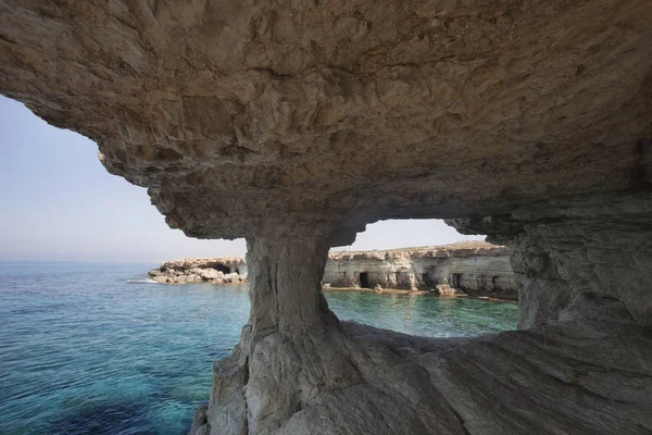 Cuevas marinas del cabo Cavo greco. Chipre. Mar Mediterráneo — Foto de Stock