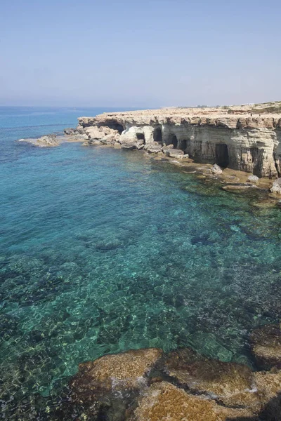 Grotte marine del promontorio di Cavo greco. Cipro. Mare Mediterraneo — Foto Stock