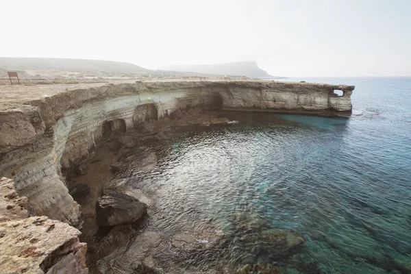 Grottes marines du cap Cavo greco. Chypre. Mer Méditerranée — Photo